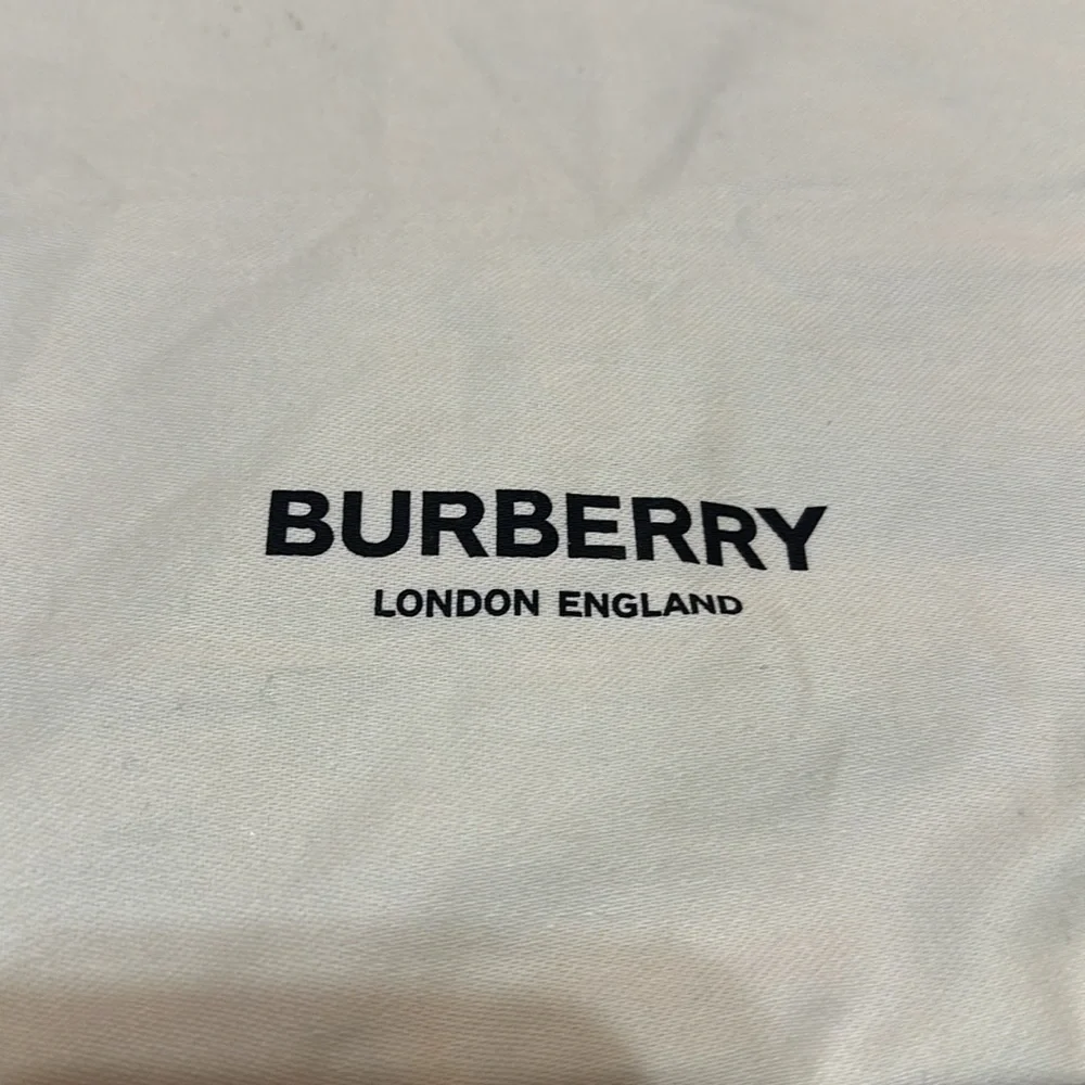 Burberry 16 11